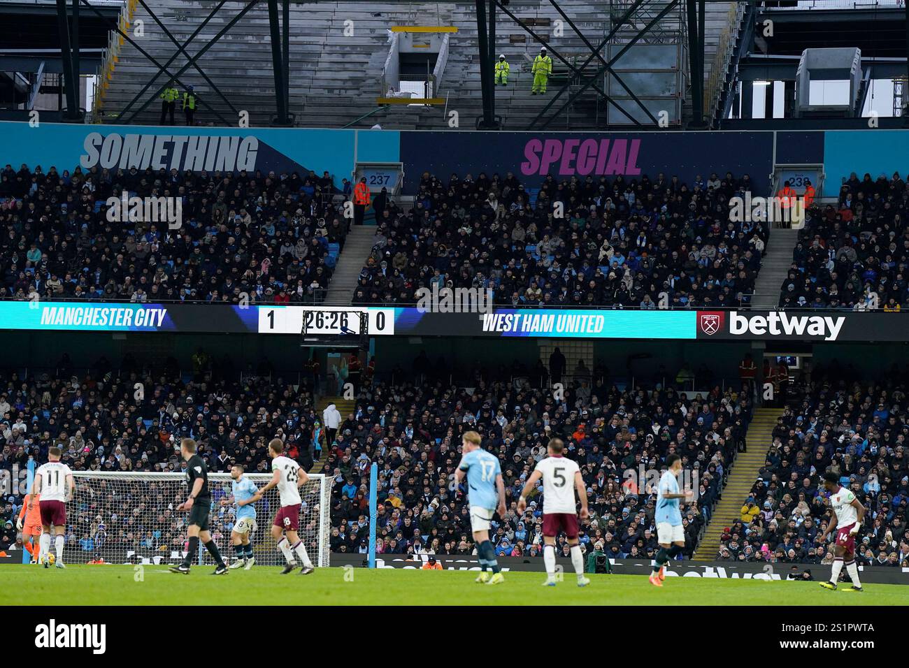 Manchester, Regno Unito. 4 gennaio 2025. I lavoratori edili che lavorano al nuovo stand assistono all'azione durante la partita di Premier League all'Etihad Stadium di Manchester. Il credito per immagini dovrebbe essere: Andrew Yates/Sportimage Credit: Sportimage Ltd/Alamy Live News Foto Stock
