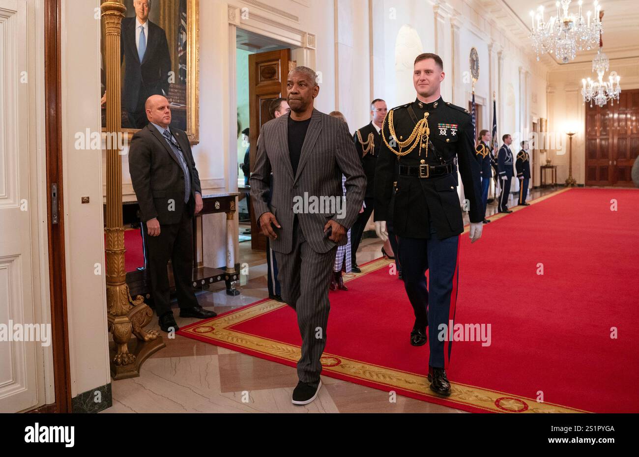 Denzel Washington, Stati Uniti. , . La Presidential Medal of Freedom è la più alta onorificenza civile della nazione, presentata a individui che hanno dato contributi esemplari alla prosperità, ai valori o alla sicurezza degli Stati Uniti, alla pace nel mondo o ad altri importanti sforzi sociali, pubblici o privati. Foto di Leigh Vogel/UPI credito: UPI/Alamy Live News Foto Stock