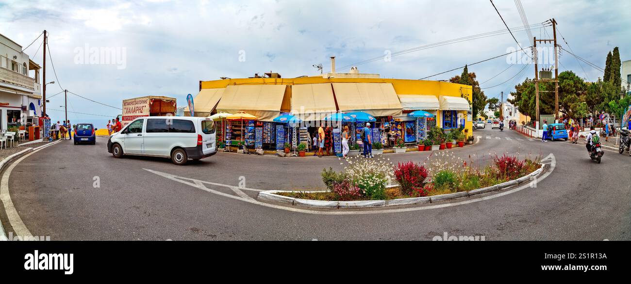 Affascinante strada con vetrine e veicoli nel piccolo villaggio mediterraneo, Santorini, Grecia Foto Stock