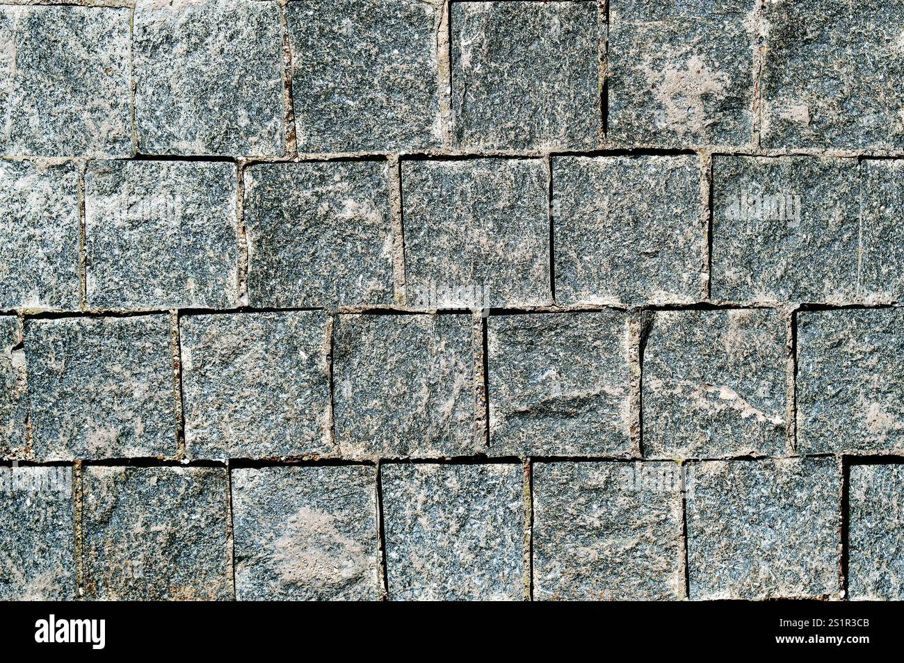 Un muro di recinzione in pietra. Sia per l'architettura paesaggistica che per scopi architettonici, la struttura di pareti di recinzione in pietra offre una struttura robusta e visivamente accattivante Foto Stock