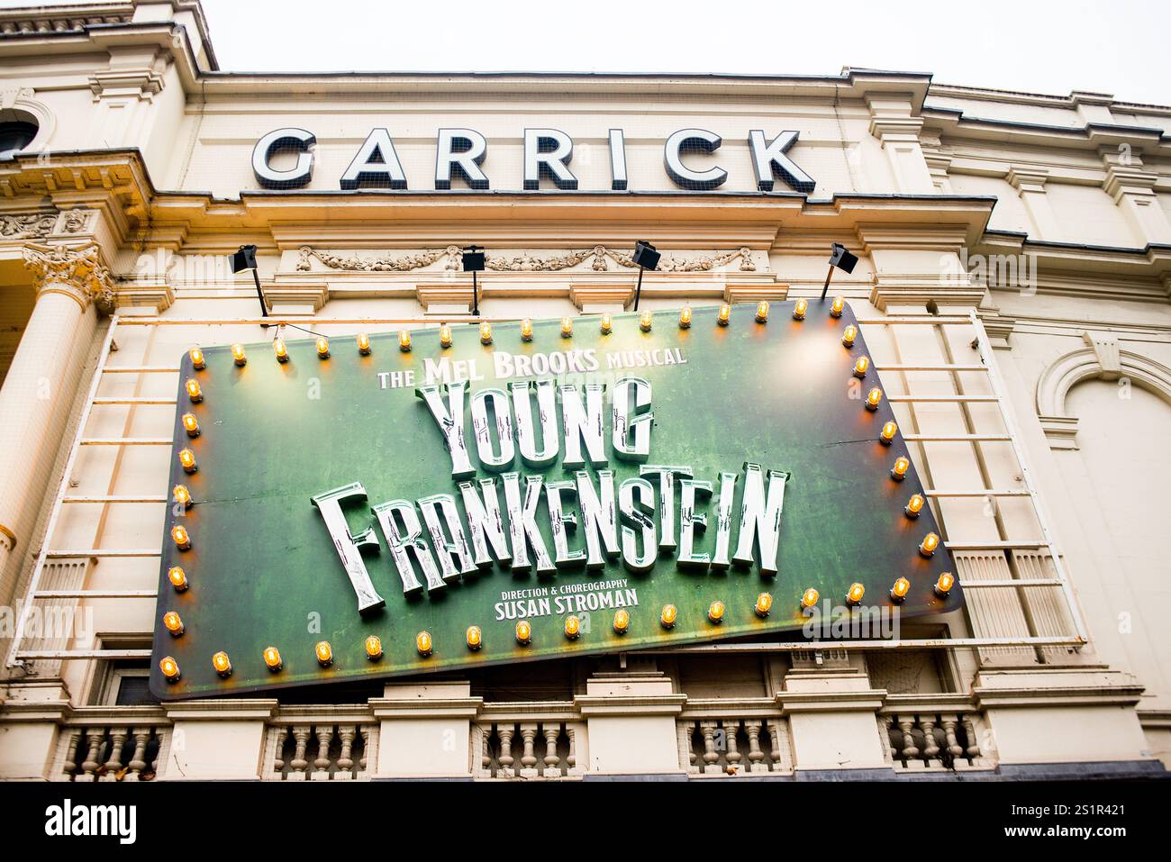 Vista ad angolo basso del display illuminato per lo spettacolo musicale Young Frankenstein di Mel Brooks fuori dal Garrick Theatre a Charing Cross Road, Londra Foto Stock