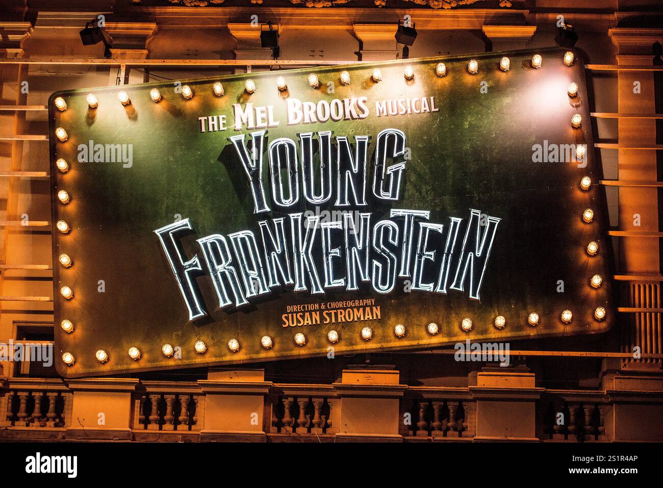 Vista ad angolo basso del display illuminato per lo spettacolo musicale Young Frankenstein di Mel Brooks fuori dal Garrick Theatre a Charing Cross Road, Londra Foto Stock