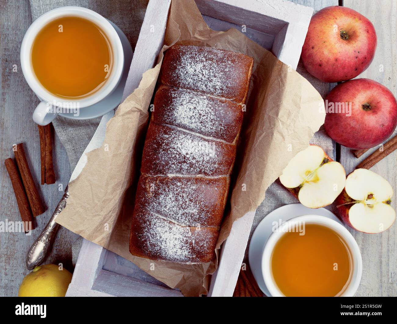 Torta di mele autunnale con crosta dorata e dolci, perfetta per un Tea Party che celebra i ricchi sapori dell'autunno. Vista dall'alto Foto Stock