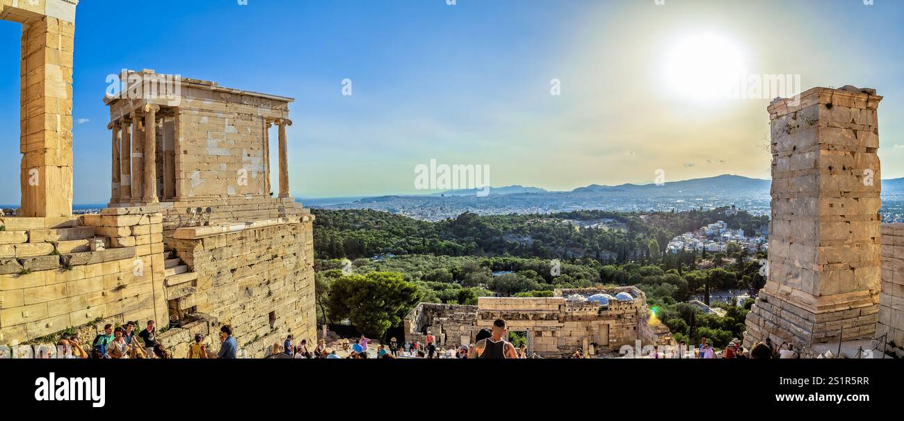 Antiche strutture greche con paesaggio urbano sotto il tramonto dorato, Atene, Grecia Foto Stock
