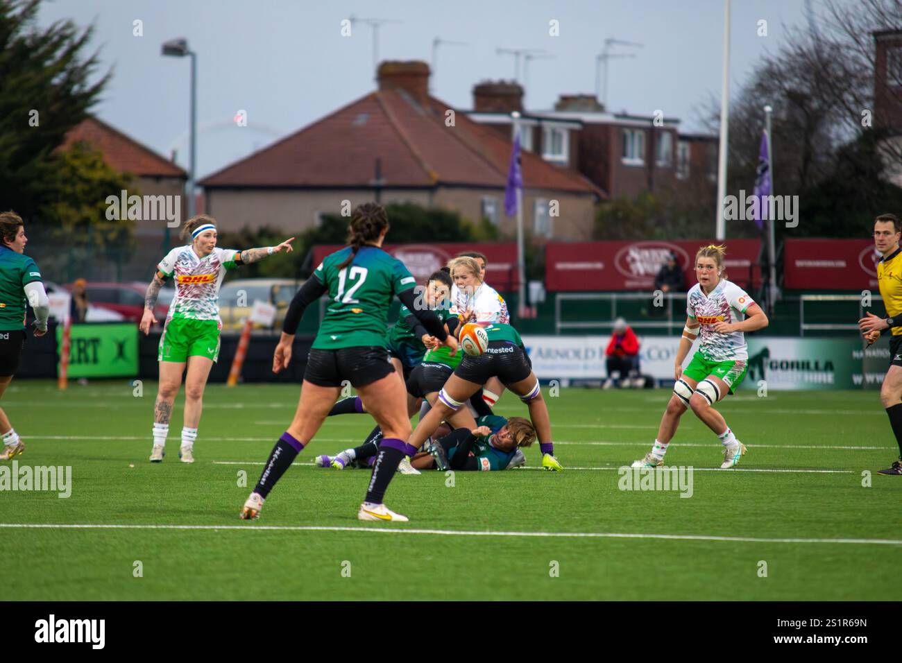 Londra, Regno Unito. 4 gennaio 2025. Ealing Trailfinders scrum Half e Scotland International Caity Mattinson passa dal ruck al centro e collega internazionale Lisa Thomson, contro Harlequins durante la Premiership Women's Rugby al Trailfinders Sports Club di Londra. Crediti: Alex Williams/Alamy Live News Foto Stock