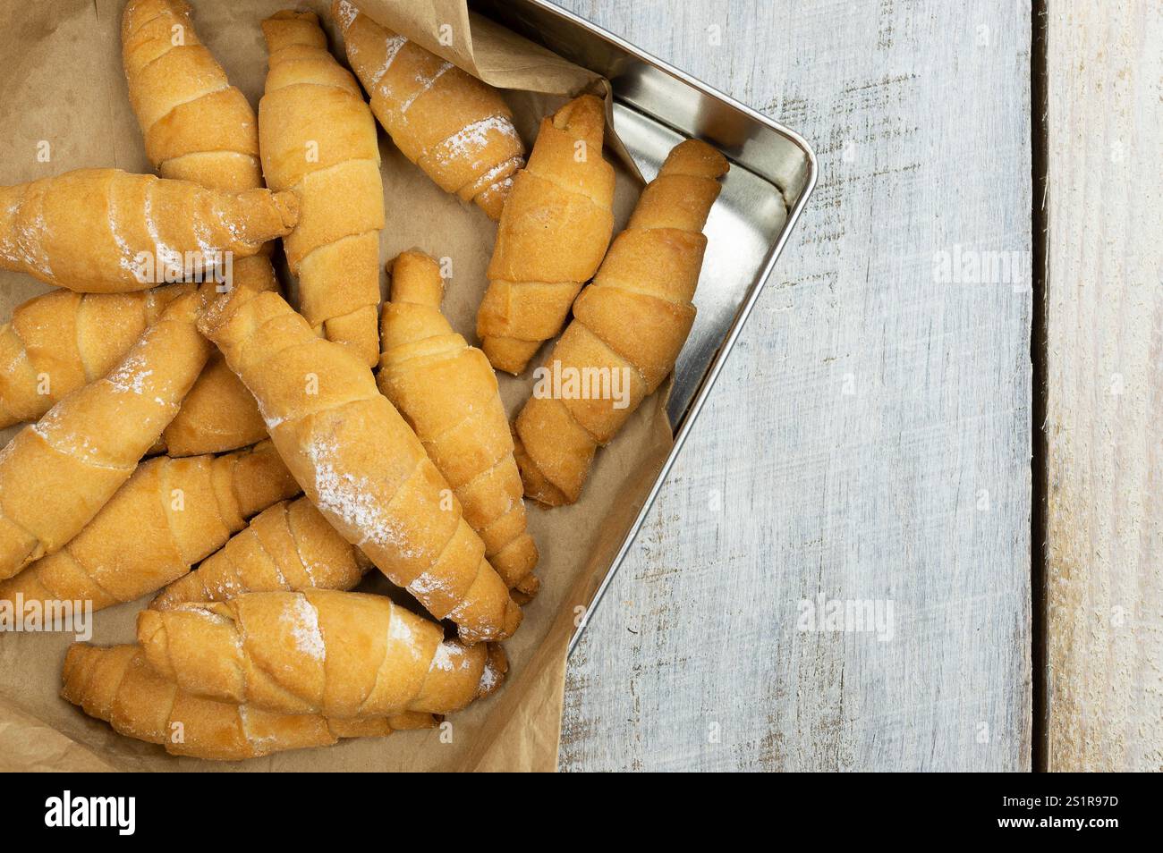 Croissant freschi con formaggio. pasticceria francese tradizionale fatta in casa a colazione. Croissant dolce al forno. Colazione deliziosa con croissant appena sfornati Foto Stock