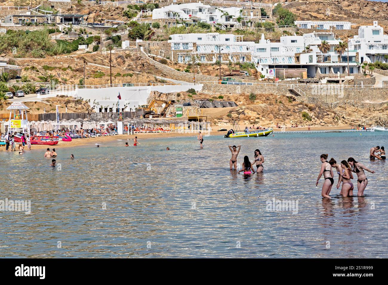Spiaggia costiera panoramica con nuotatori e ville intorno a una rilassante destinazione di vacanza, Paradise Beach, Mykonos, Grecia Foto Stock