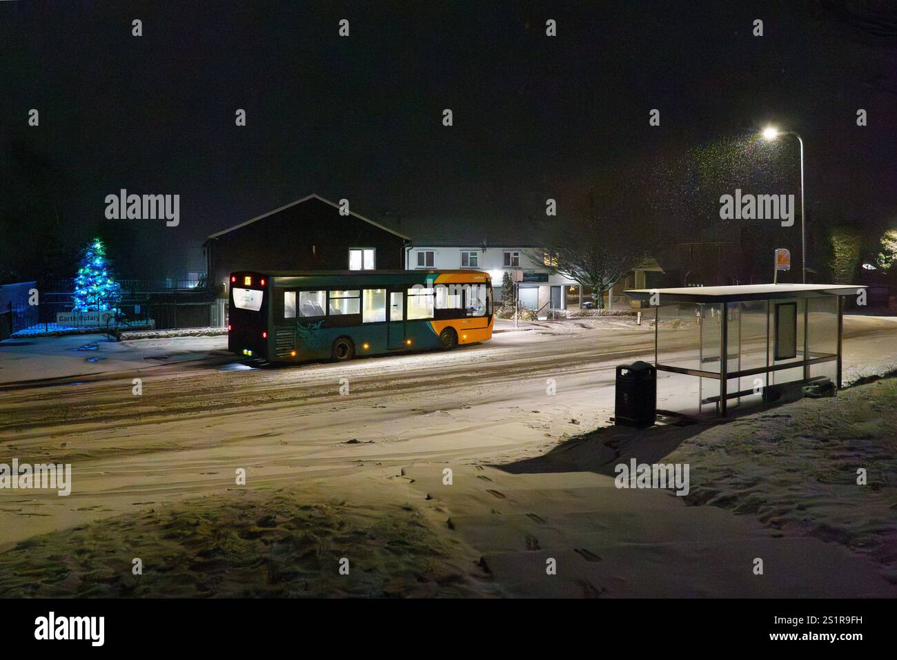 Autobus No 136 alle prese con condizioni meteorologiche avverse all'inizio di gennaio 2025, Pentyrch, Galles del Sud Foto Stock