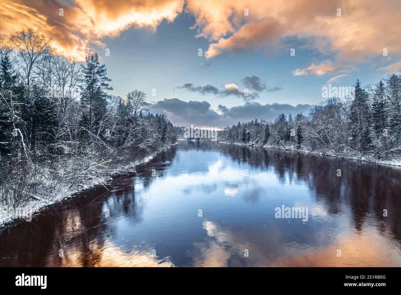 Fiume Gauja in inverno innevato sera durante il tramonto a Sigulda, Lettonia Foto Stock