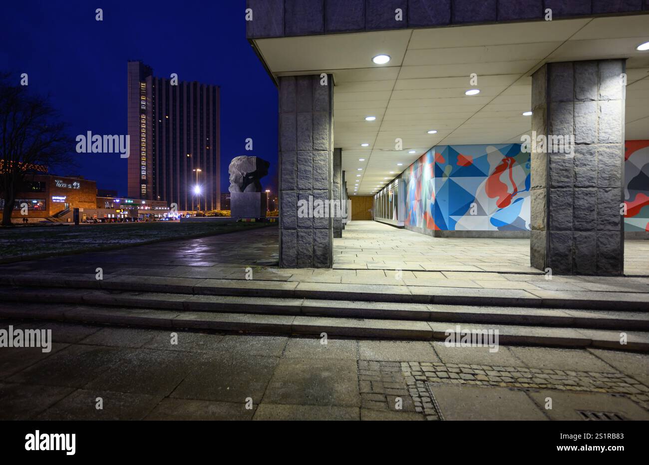 Chemnitz, Germania. 4 gennaio 2025. Vista del Monumento Karl Marx nel centro della città. Il 18 gennaio, la città suonerà nell'anno come capitale europea della cultura con una grande celebrazione. Nel centro della città sono attesi circa 80.000 visitatori. Dopo anni di preparazione, la città è ora capitale europea della cultura insieme a Nova Gorica in Slovenia. Crediti: Hendrik Schmidt/dpa/Alamy Live News Foto Stock