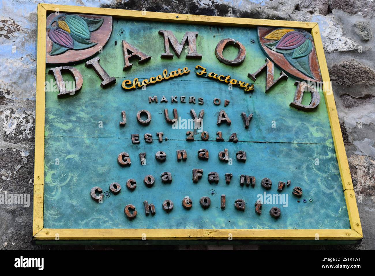 Il cartello sopra l'ingresso della fabbrica di cioccolato Diamond, Grenada, dove viene prodotto il cioccolato Jouvay. Foto Stock