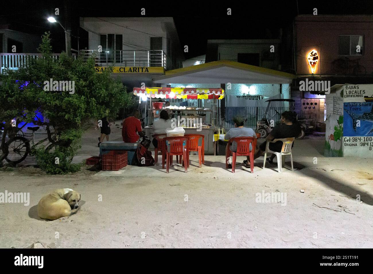 Cena notturna all'aperto al Food Stand con persone che si godono Mea, Isla Holbox, Messico Foto Stock