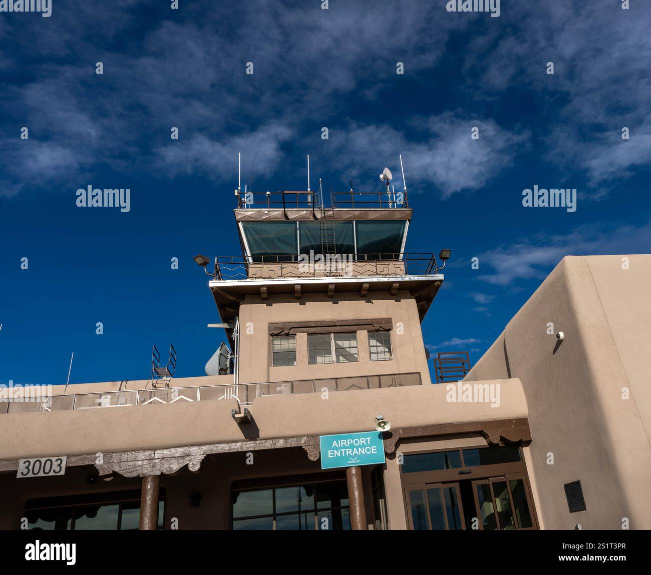 Santa Fe, New Mexico, Stati Uniti. 4 gennaio 2025. La torre di controllo del traffico aereo presso l'aeroporto regionale di Sante Fe sabato 4 gennaio 2025 a Santa Fe, New Mexico. (Immagine di credito: © Jesse Paul/Colorado Sun tramite ZUMA Press Wire) SOLO PER USO EDITORIALE! Non per USO commerciale! Foto Stock