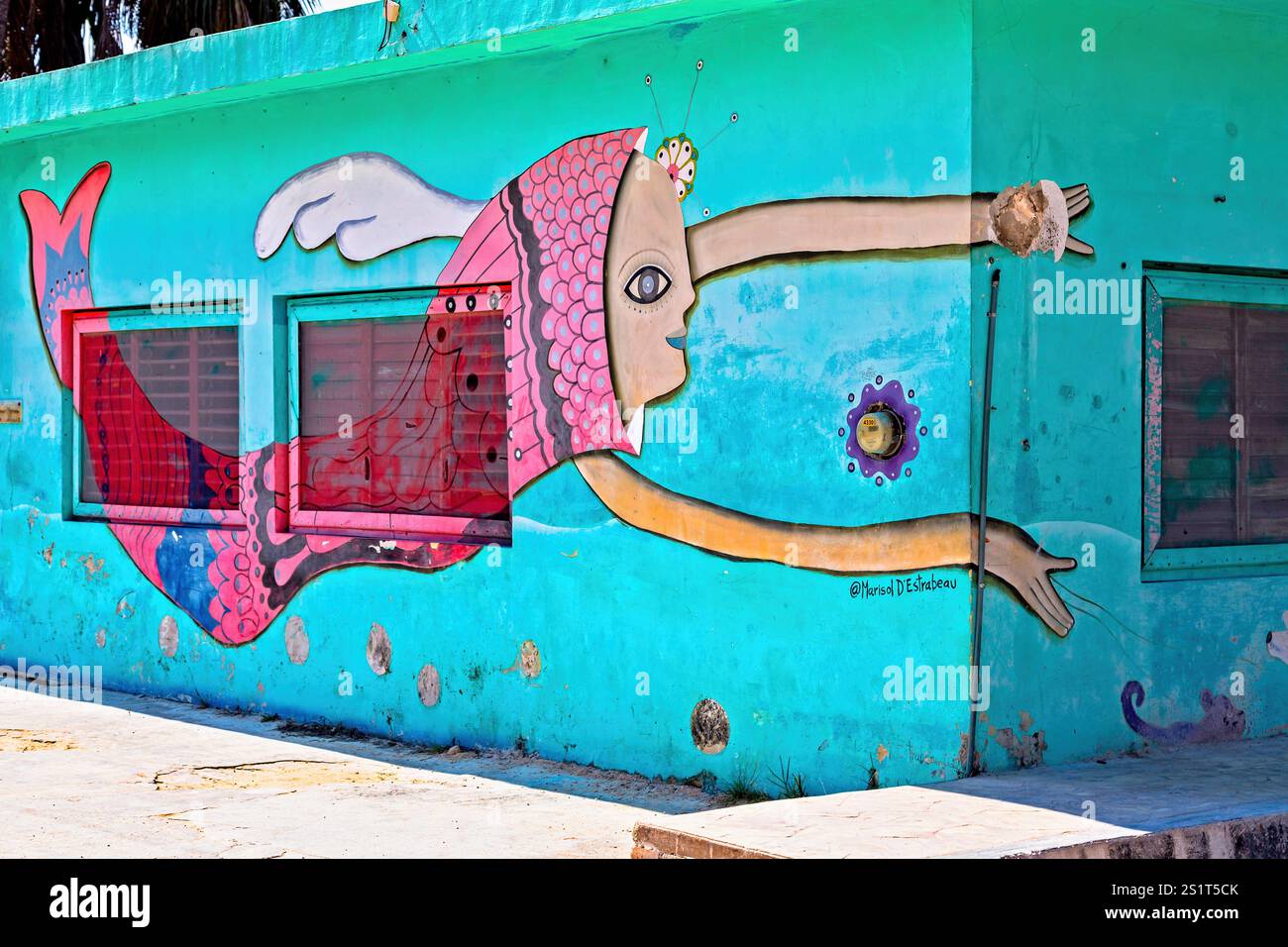 Colorata Street Art su un edificio in una comunità tropicale costiera, Isla Holbox, Messico Foto Stock