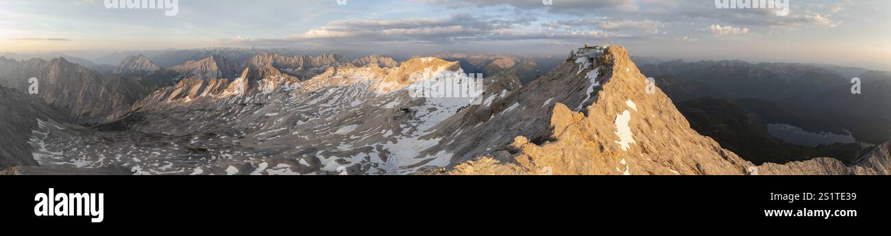 Alba, panorama alpino, vista aerea, Zugspitze e Zugspitzplatt con ghiacciaio, alte montagne, Baviera, Germania, Europa Foto Stock