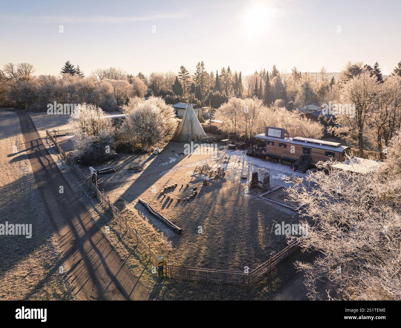 Tipi e parco giochi in un paesaggio invernale ghiacciato con alba, centro diurno, regione di Gechingen, Hecken e Gaeu, distretto di Calw, Foresta Nera. Ger Foto Stock