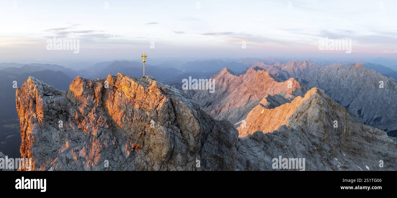 Tramonto, vista aerea, Zugspitze e croce sulla cima, alte montagne, Baviera, Germania, Europa Foto Stock