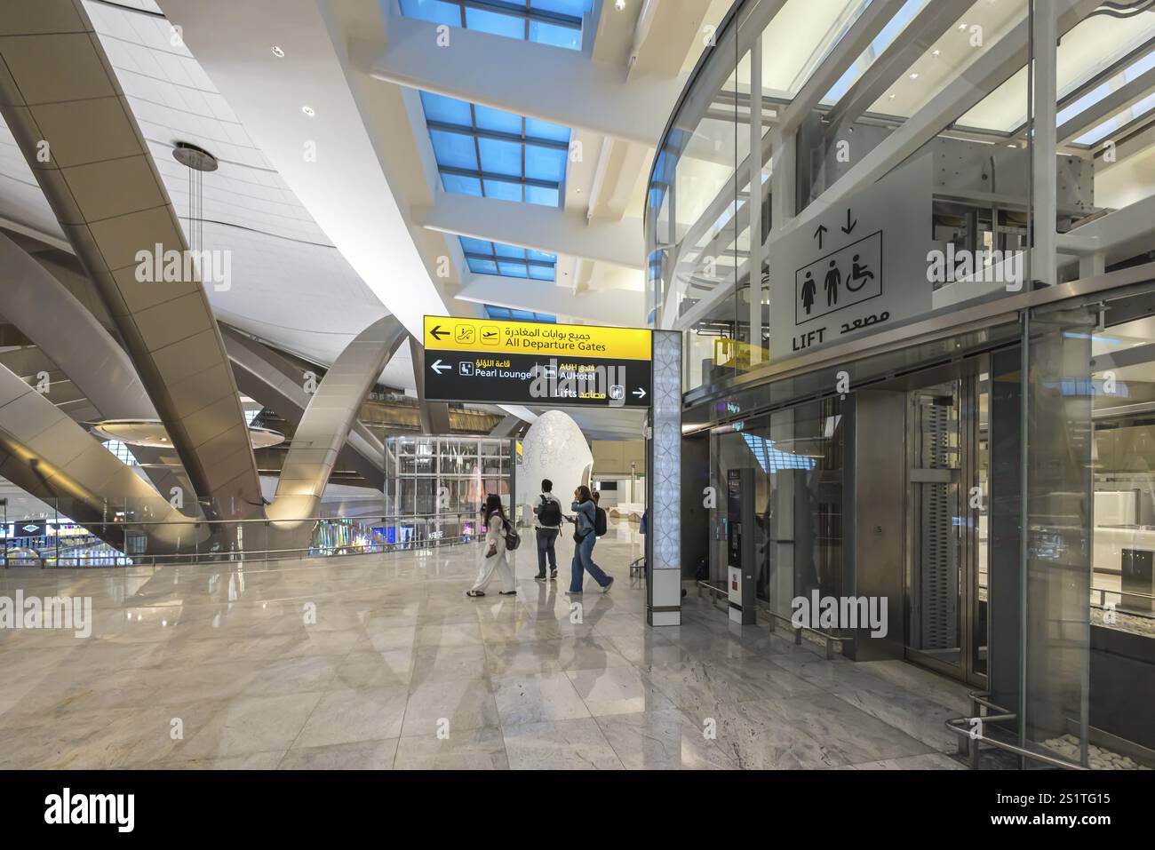Aeroporto di Abu Dhabi, aeroporto internazionale di Zayed con passeggeri. Il nuovo Terminal A ha una capacità di 45 milioni di passeggeri all'anno. Architettura moderna Foto Stock