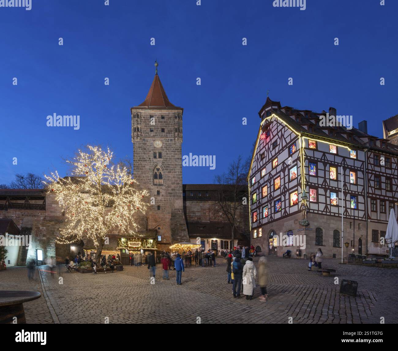 Albero di luci sulla Tiergaertnertorplatz con il Tiergaertnertor e lo storico Pilatushaus con un calendario dell'Avvento progettato dall'Altstadtfreud Foto Stock