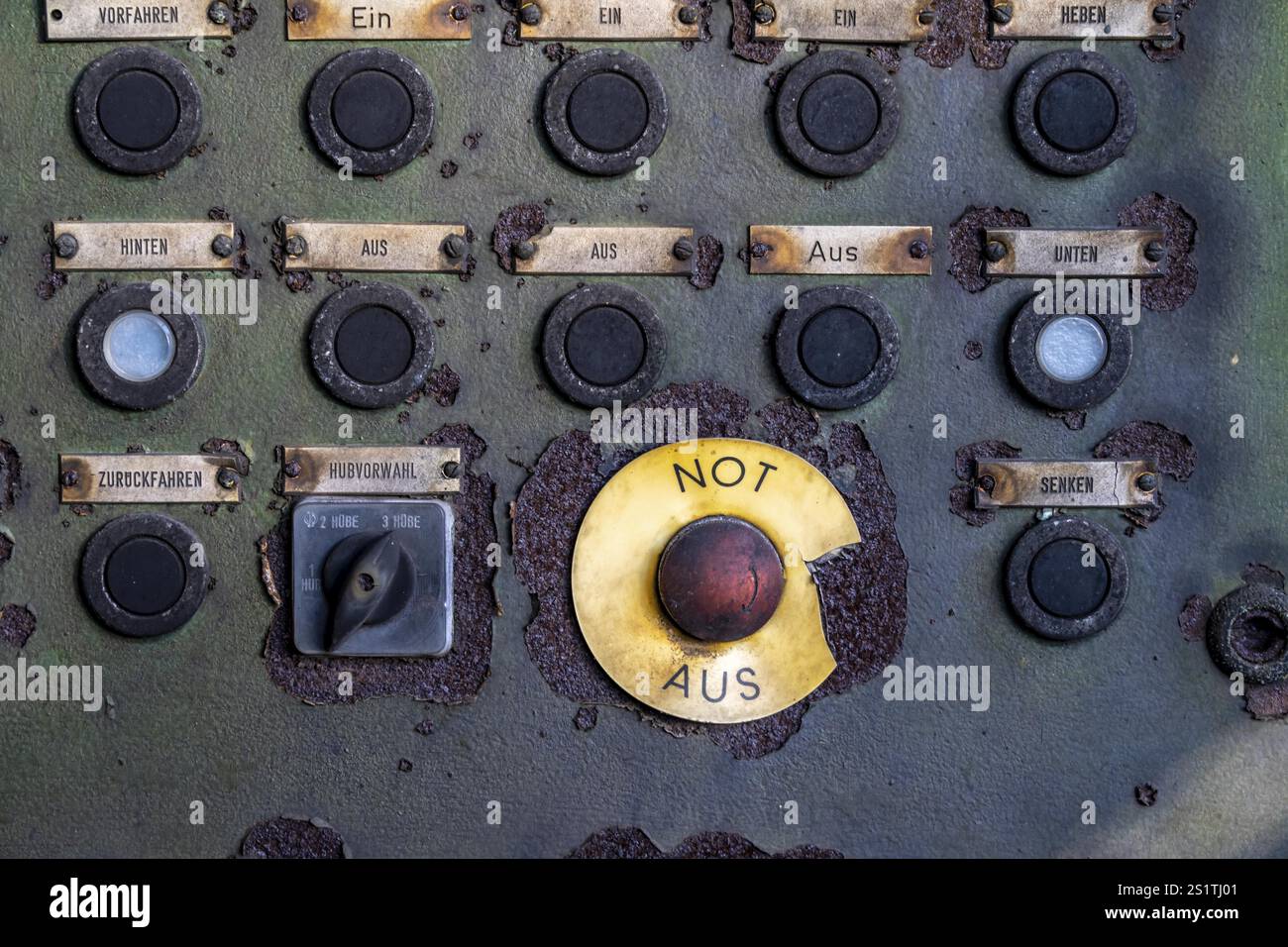 Elementi di controllo di una vecchia macchina industriale, macchina da stampa di una cokeria, vecchio, analogico, meccanico, interruttore di arresto di emergenza, lampade di segnalazione, ma Foto Stock