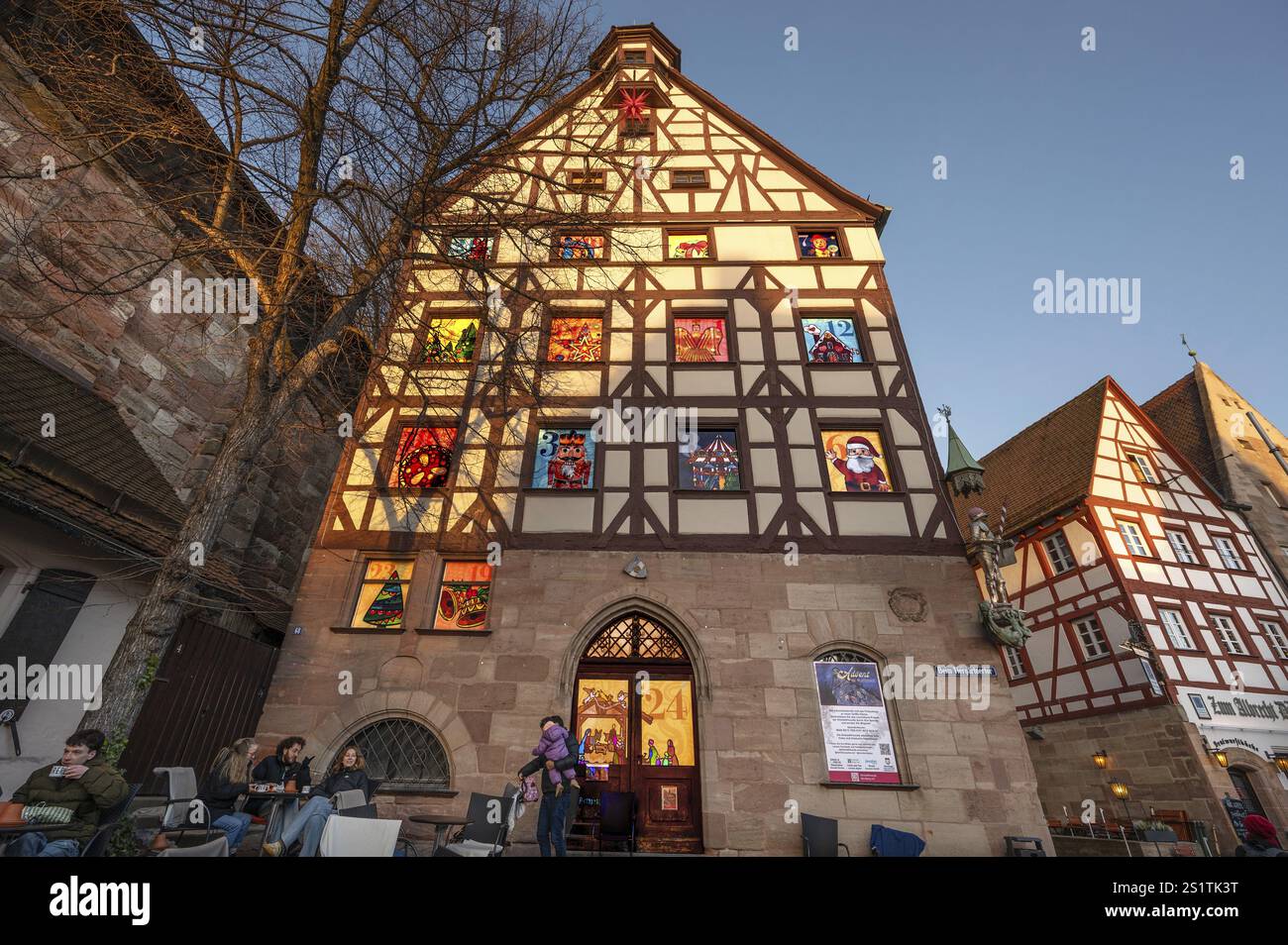 Facciata principale del Pilatushaus con 15 finestre del calendario dell'Avvento create dall'Alstadtfreunde Nuernberg, Tiergaertnertorplatz, Norimberga, Centra Foto Stock
