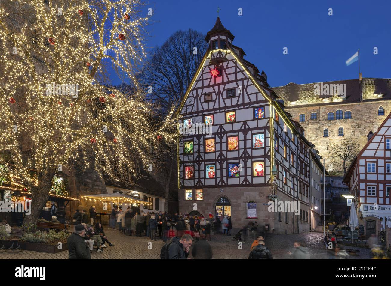Casa storica del Pilatus con un calendario dell'Avvento progettato dall'Altstadtfreuden di Norimberga, dietro il Castello Imperiale, Tiegaertnertorplatz, Norimberga, Foto Stock