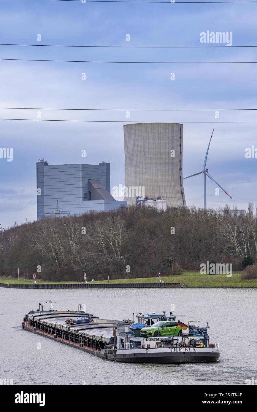 La centrale a carbone UNIPER Datteln 4, la centrale elettrica e la torre di raffreddamento, la turbina eolica Nordex N149/5.X, il canale Reno-Herne, Datteln, Renania settentrionale Foto Stock