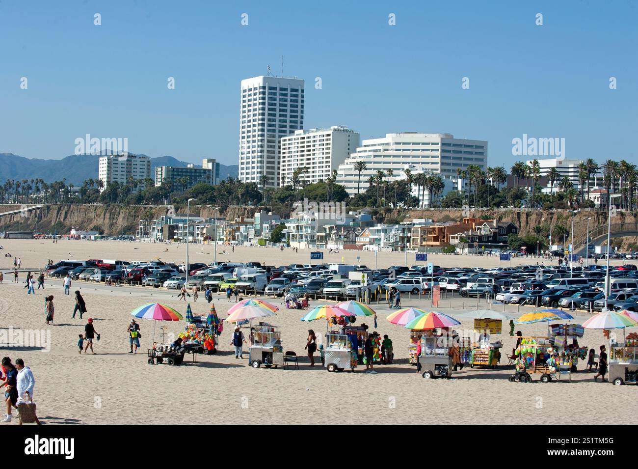 Venditori ambulanti, parcheggio, persone, Santa monica, spiaggia, skyline, hosues, case, scogliere, Los Angeles, Clifornia, Stati Uniti Foto Stock
