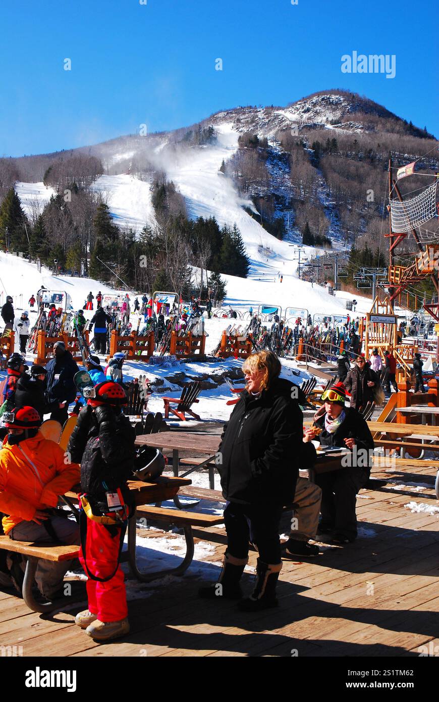Un gruppo di sciatori si prende una pausa dalle piste e dai sentieri di montagna invernali in un'area pranzo a Hunter, New York Foto Stock