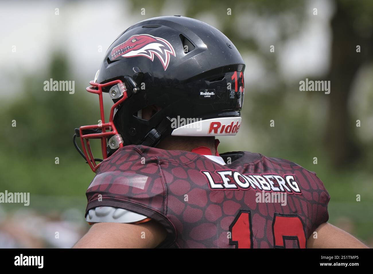 Giocatore di football americano con casco e armatura in campo Foto Stock
