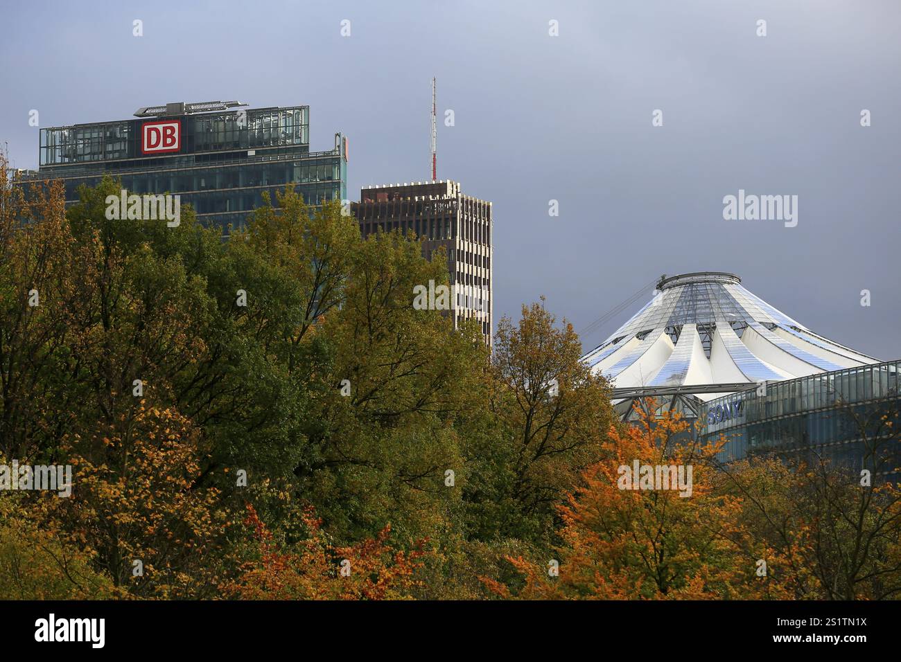 Vista da Tiergarten a Potsdamer Platz con Sony Centre e la torre ferroviaria Deutsche Bahn, quartiere Mitte, Berlino, Germania, Europa Foto Stock