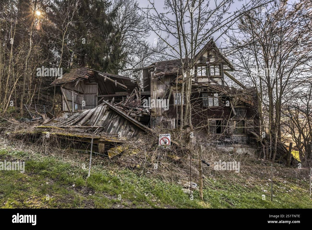 Vista esterna di una fattoria di 300 anni che è stata disabitata per decenni e da allora è stata demolita, Kriens, Lucerna, Svizzera, Europa Foto Stock