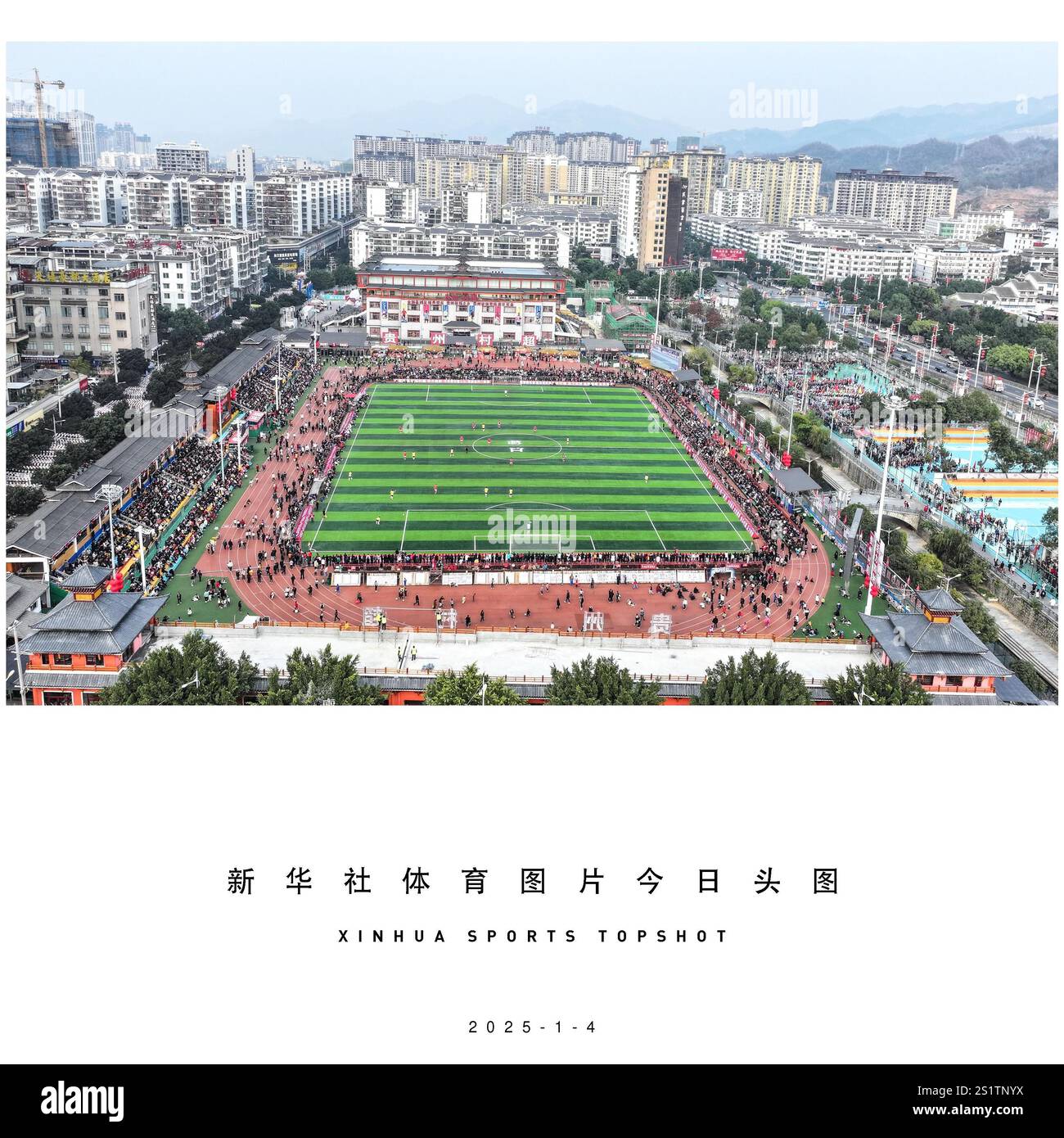 Pechino, Cina. 4 gennaio 2025. Una foto aerea scattata il 4 gennaio 2025 mostra la partita di apertura al Village Super League 2025 nella contea di Rongjiang, nella provincia di Guizhou, nel sud-ovest della Cina. Il Village Super League, un torneo di calcio amatoriale soprannominato "Cun Chao" dai netizen cinesi, ha iniziato la sua terza stagione sabato. Quest'anno partecipano alle partite più di 3.000 giocatori di 108 squadre. Crediti: Yang Wenbin/Xinhua/Alamy Live News Foto Stock Pechino, Cina. 4 gennaio 2025. Una foto aerea scattata il 4 gennaio 2025 mostra la partita di apertura al Village Super League 2025 nella contea di Rongjiang, nella provincia di Guizhou, nel sud-ovest della Cina. Il Village Super League, un torneo di calcio amatoriale soprannominato "Cun Chao" dai netizen cinesi, ha iniziato la sua terza stagione sabato. Quest'anno partecipano alle partite più di 3.000 giocatori di 108 squadre. Crediti: Yang Wenbin/Xinhua/Alamy Live News Foto Stock