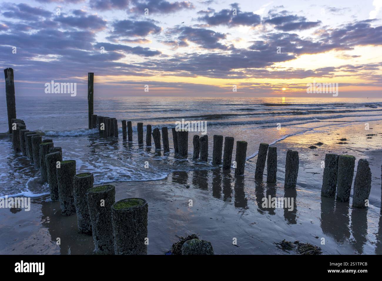 Bellissimo tramonto sul mare dei Paesi Bassi con colori pastello nelle nuvole e nell'acqua Foto Stock
