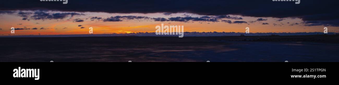Alba sul mare del Mare Orientale all'alba con un cielo colorato e una lunga esposizione. Splendido paesaggio sul mare del Mare Orientale all'alba Foto Stock