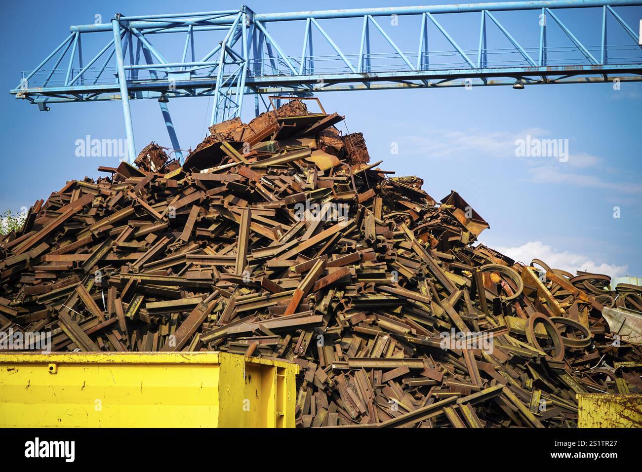 Sito di un deposito di rottami con container e gru Foto Stock