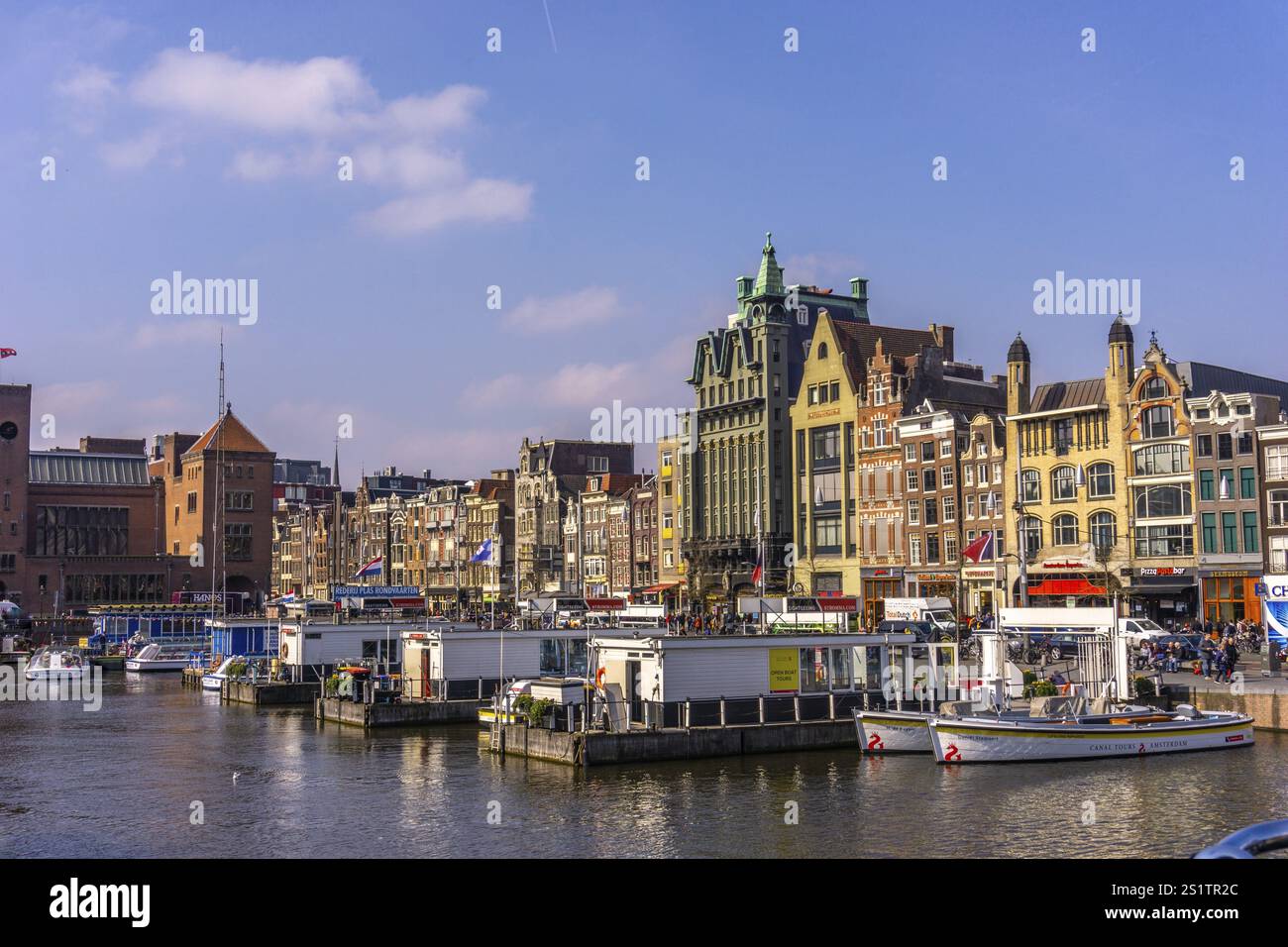La città di Amsterdam in primavera, con case e acqua, è una famosa località di viaggio Foto Stock La città di Amsterdam in primavera, con case e acqua, è una famosa località di viaggio Foto Stock