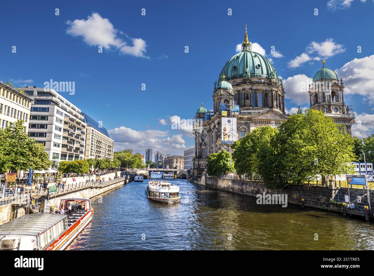Cattedrale di Berlino con un grande tetto a cupola, una vista popolare nella capitale e un edificio storico. La famosa chiesa della cattedrale di Berlino con il cielo blu e. Foto Stock Cattedrale di Berlino con un grande tetto a cupola, una vista popolare nella capitale e un edificio storico. La famosa chiesa della cattedrale di Berlino con il cielo blu e. Foto Stock