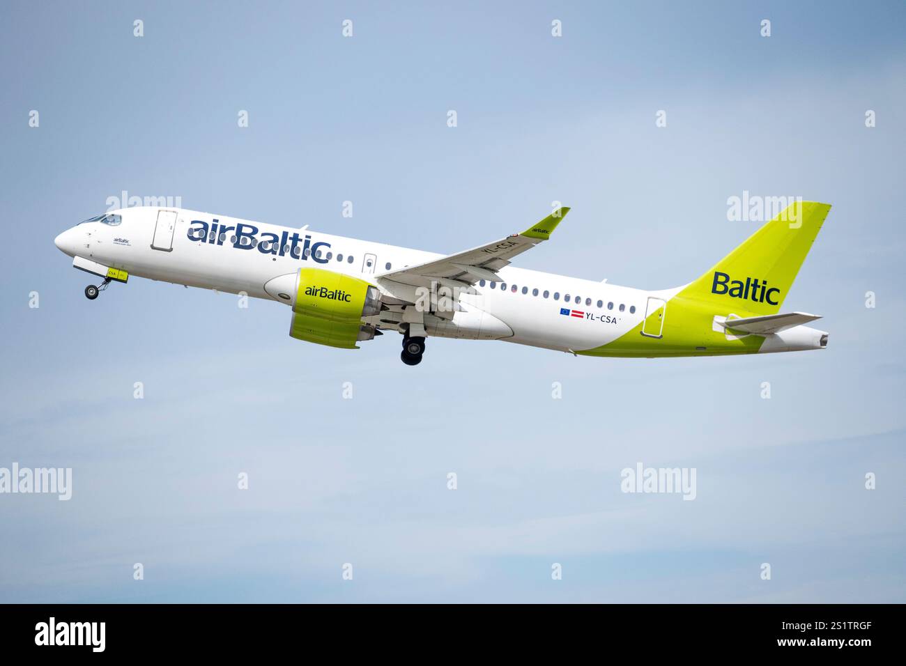 AirBaltic Airbus A220-300 (reg. YL-CSA) dopo il decollo dall'aeroporto Chopin di Varsavia Foto Stock