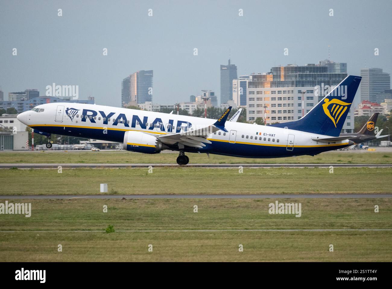 Ryanair Boeing 737 MAX 8-200 (reg. EI-HAT) decollo dall'aeroporto Chopin di Varsavia (WAW, EPWA) Foto Stock