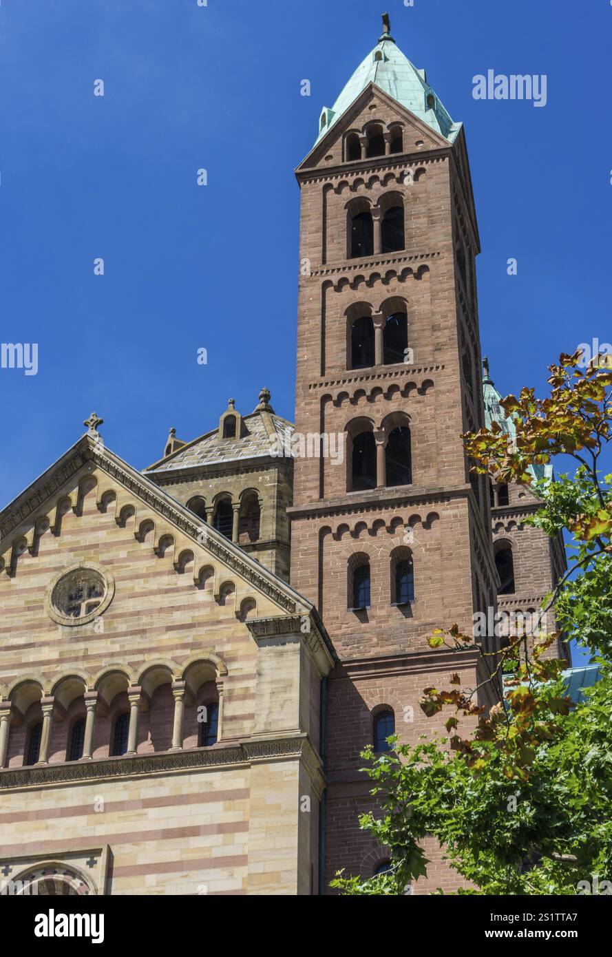 La splendida città di Speyer in Germania, con molti edifici storici, è un famoso Consiglio di viaggio. La splendida città di Speyer in Germania con molti edifici storici Foto Stock La splendida città di Speyer in Germania, con molti edifici storici, è un famoso Consiglio di viaggio. La splendida città di Speyer in Germania con molti edifici storici Foto Stock