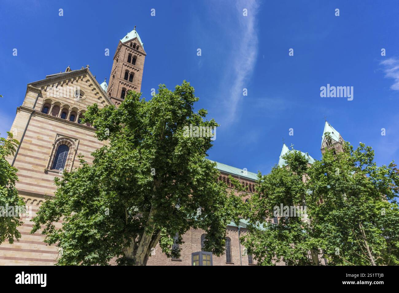 La splendida città di Speyer in Germania, con molti edifici storici, è un famoso Consiglio di viaggio. La splendida città di Speyer in Germania con molti edifici storici Foto Stock La splendida città di Speyer in Germania, con molti edifici storici, è un famoso Consiglio di viaggio. La splendida città di Speyer in Germania con molti edifici storici Foto Stock