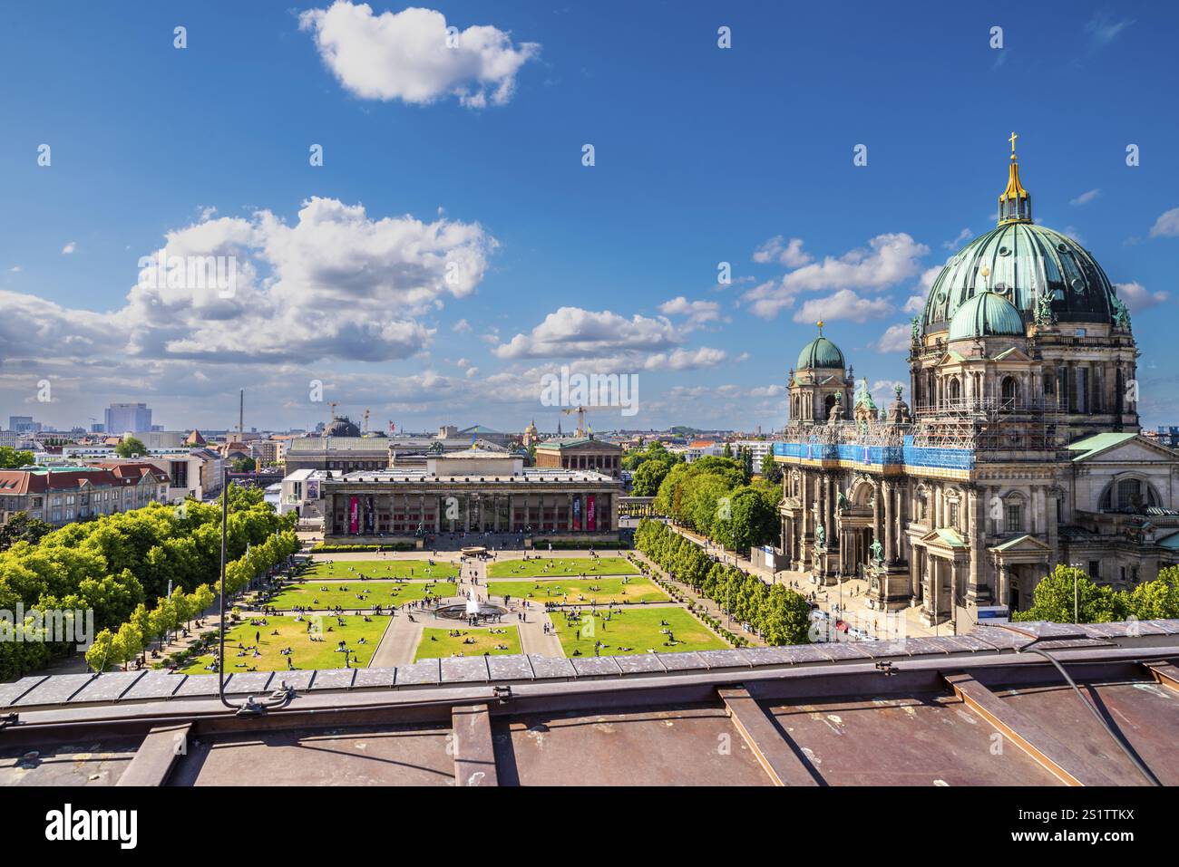 Cattedrale di Berlino con il suo grande tetto a cupola, una vista popolare nella capitale e un edificio storico. La famosa chiesa cattedrale di Berlino con il cielo blu i. Foto Stock Cattedrale di Berlino con il suo grande tetto a cupola, una vista popolare nella capitale e un edificio storico. La famosa chiesa cattedrale di Berlino con il cielo blu i. Foto Stock
