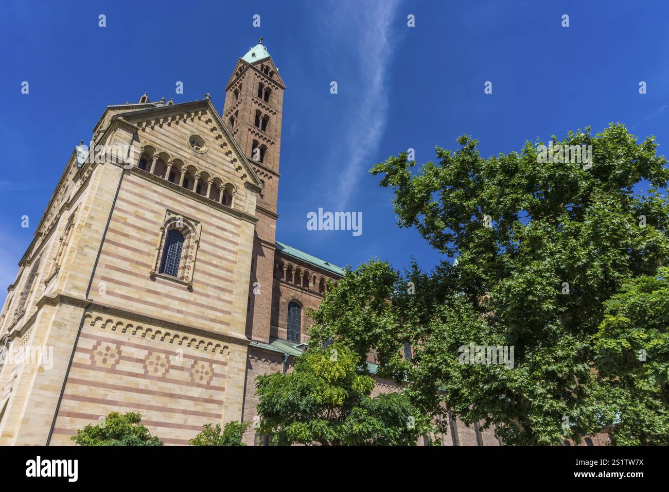 La splendida città di Speyer in Germania, con molti edifici storici, è un famoso Consiglio di viaggio. La splendida città di Speyer in Germania con molti edifici storici Foto Stock La splendida città di Speyer in Germania, con molti edifici storici, è un famoso Consiglio di viaggio. La splendida città di Speyer in Germania con molti edifici storici Foto Stock