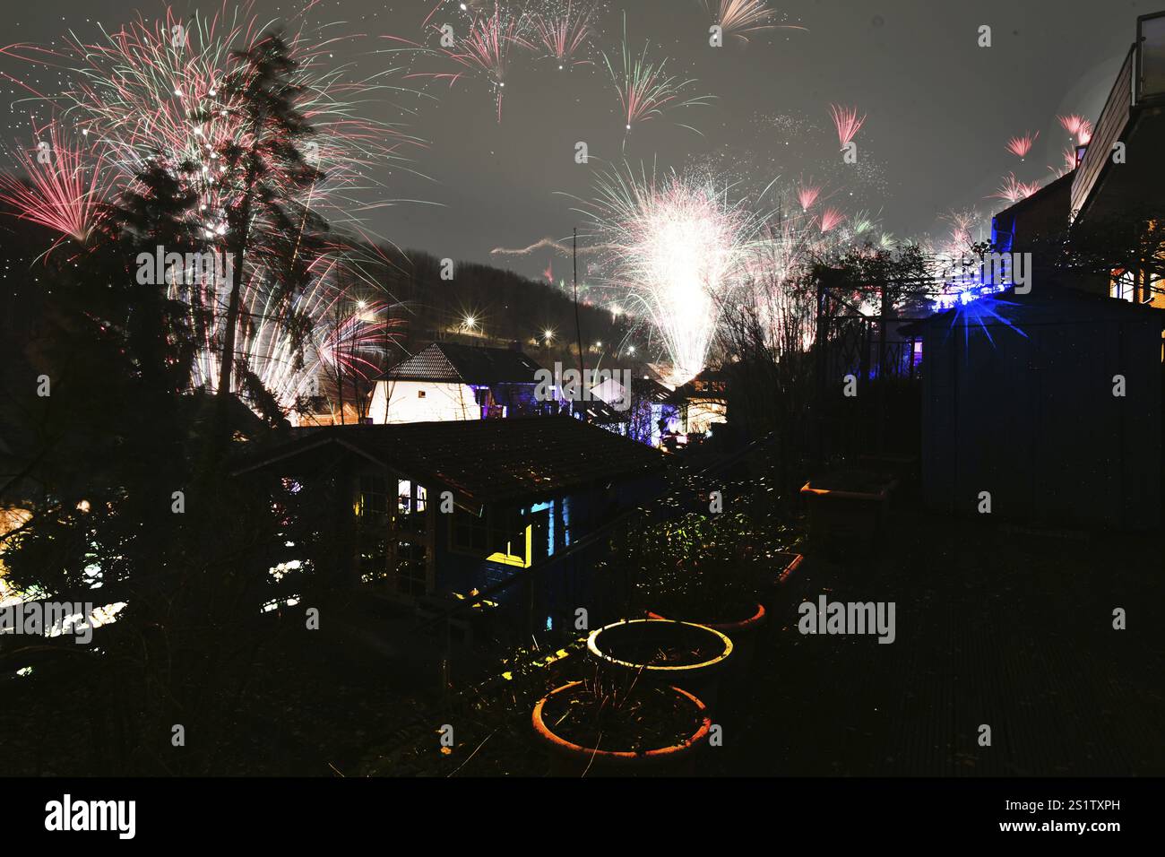 DEU. Germania, Iserlohn: Lo spettacolo di fuochi d'artificio a Capodanno 2024-5 a Iserlohn aveva le stesse dimensioni degli anni precedenti Foto Stock