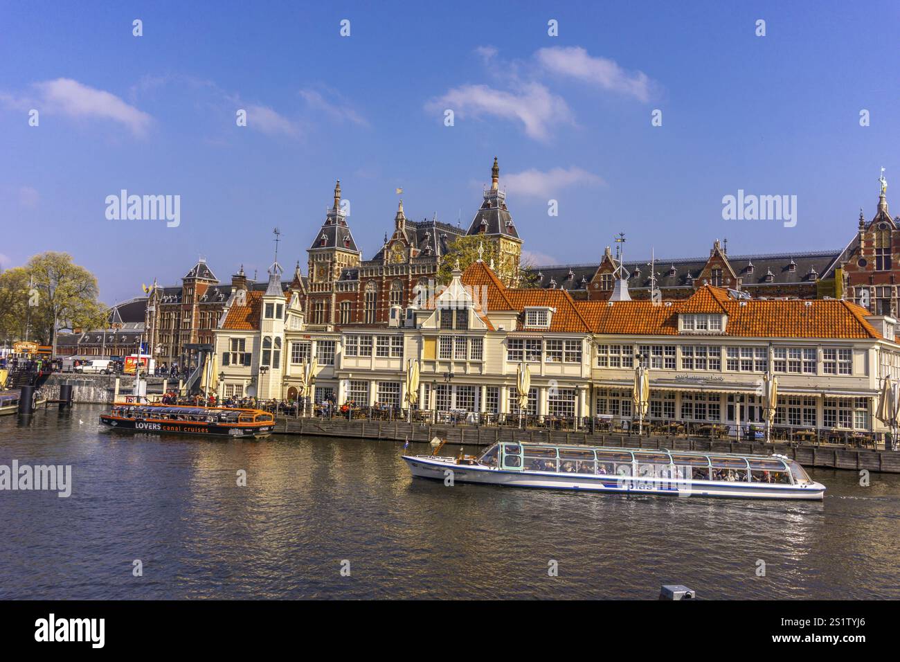 La città di Amsterdam in primavera, con case e acqua, è una famosa località di viaggio Foto Stock La città di Amsterdam in primavera, con case e acqua, è una famosa località di viaggio Foto Stock