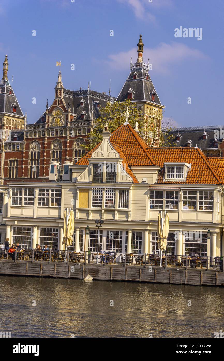 La città di Amsterdam in primavera, con case e acqua, è una famosa località di viaggio Foto Stock La città di Amsterdam in primavera, con case e acqua, è una famosa località di viaggio Foto Stock