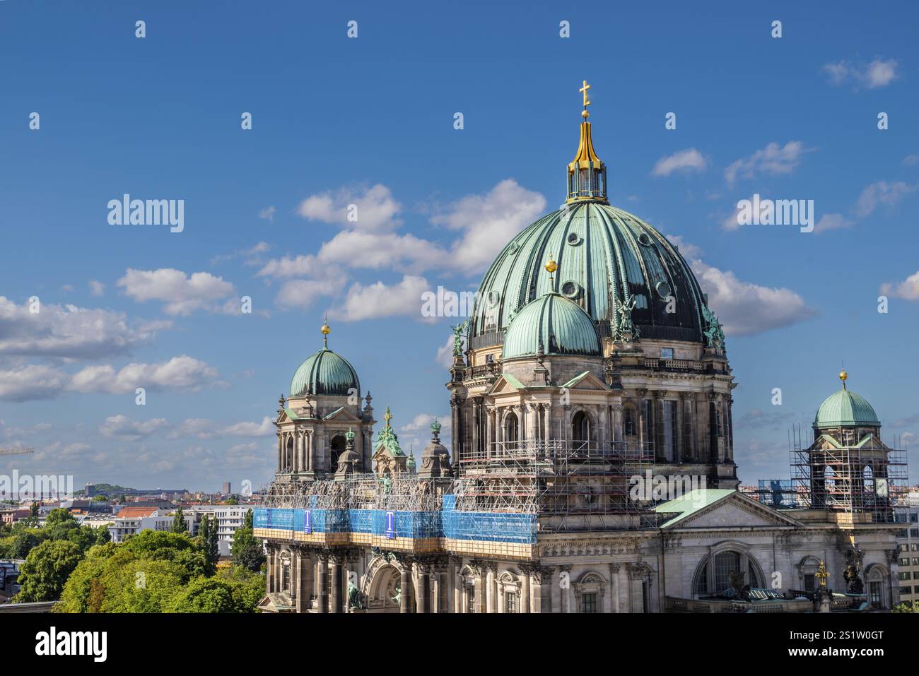 Cattedrale di Berlino con un grande tetto a cupola, una vista popolare nella capitale e un edificio storico. La famosa chiesa della cattedrale di Berlino con il cielo blu e. Foto Stock Cattedrale di Berlino con un grande tetto a cupola, una vista popolare nella capitale e un edificio storico. La famosa chiesa della cattedrale di Berlino con il cielo blu e. Foto Stock
