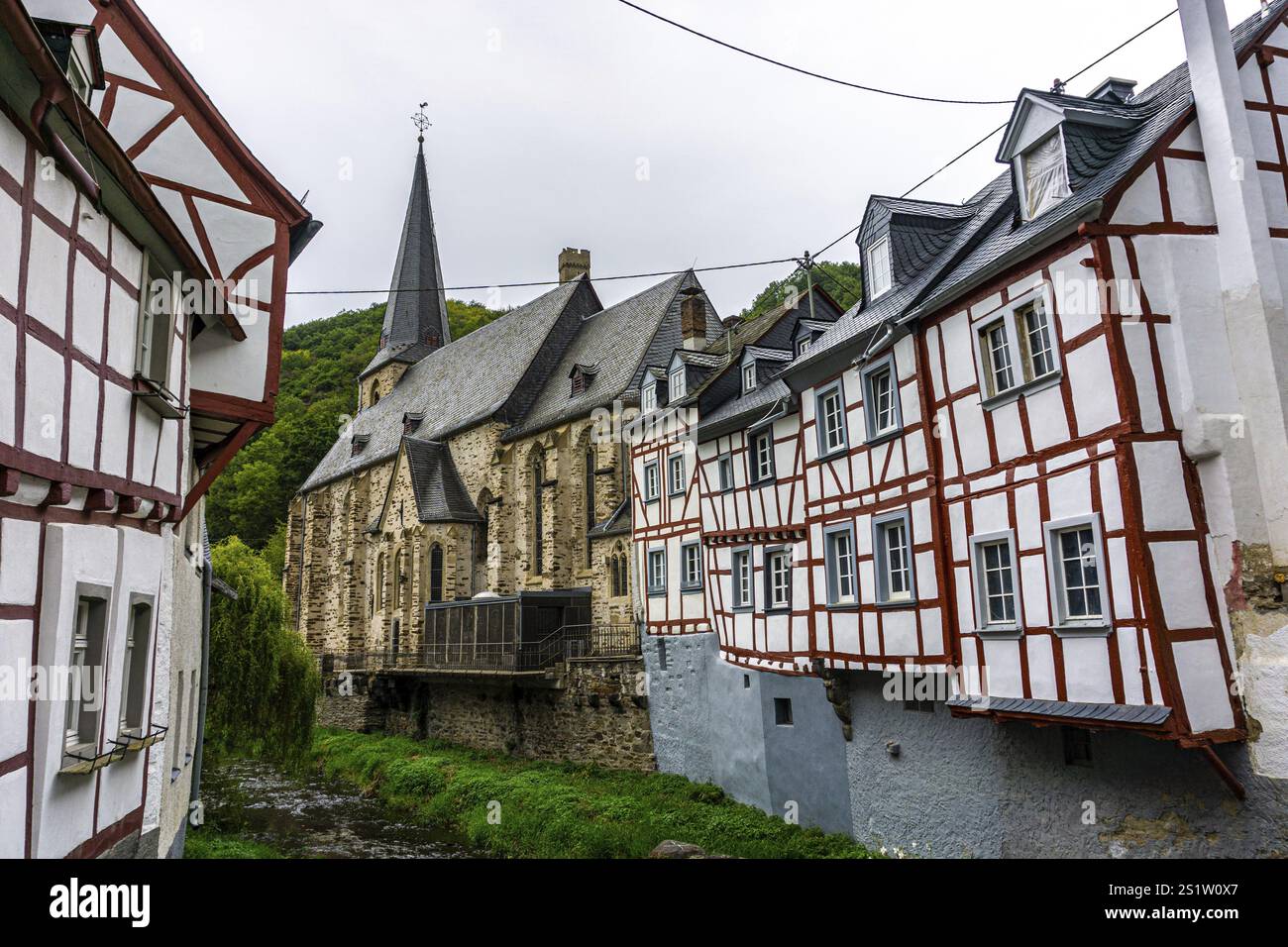 Pittoresche case a graticcio a Monreal, il villaggio più bello dell'Eifel, con dipinti rossi. Bellissime case nel famoso Villaggio Monreal Foto Stock Pittoresche case a graticcio a Monreal, il villaggio più bello dell'Eifel, con dipinti rossi. Bellissime case nel famoso Villaggio Monreal Foto Stock