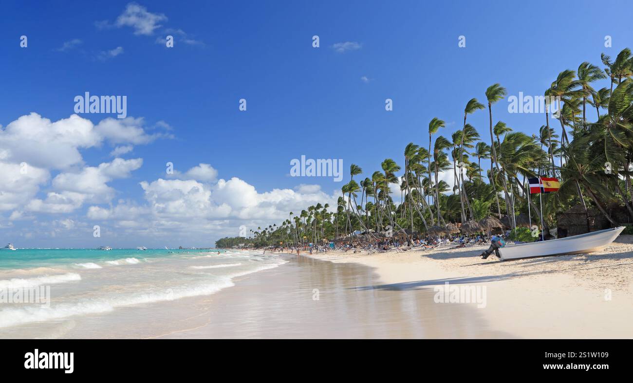 Splendida spiaggia di Punta Cana con sabbia bianca e barca in primo piano e cielo blu sullo sfondo, Repubblica Dominicana Foto Stock